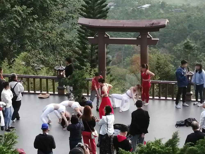 Bên cạnh đó, trang phục của các bạn trẻ khi tới nơi linh thiêng như chùa, đền,... cũng gây xôn xao không kém.