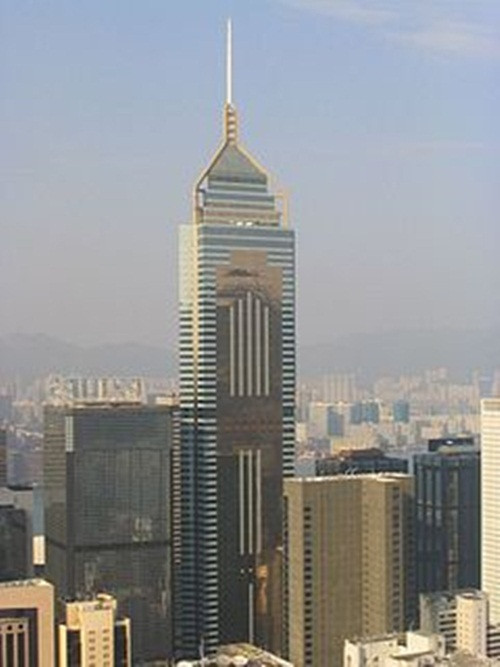 Central Plaza cao 78 tầng, 374m, được hoàn thành vào tháng 8/1992 tại 18 Harbor Road, trên đảo Hong Kong. Đây là tòa nhà cao nhất châu Á từ năm 1992 đến 1996. Ảnh: Wiki.