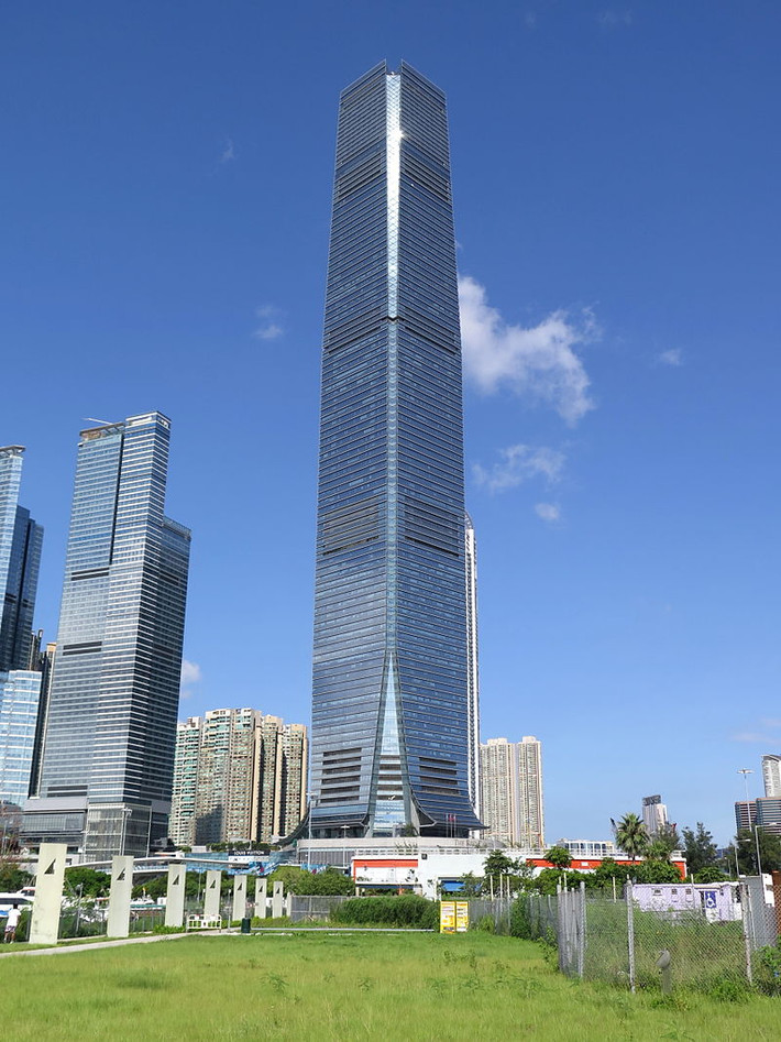 International Commerce Centre (Trung tâm thương mại quốc tế) là tòa nhà chọc trời cao nhất tại Hong Kong với 484m, gồm 118 tầng, hoàn thành vào năm 2010 tại West Kowloon. Ảnh: Wiki.
