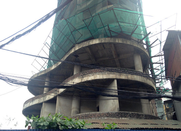 Habico Tower là dự án bất động sản xếp vào diện “siêu sang” của Hà Nội, được xây dựng trên khu đất hơn 4.490m2 tại số 288 Phạm Văn Đồng, Bắc Từ Liêm, với vốn đầu tư khoảng 220 triệu USD. Tại thời điểm chào bán năm 2011, mức giá từ 4.000 USD/m2 sàn chung cư của dự án thực sự gây sốc cho giới bất động sản cả nước. Với mức giá này, căn hộ rẻ nhất của tòa tháp có giá 21 tỷ đồng và căn hộ đắt nhất lên tới 85 tỷ đồng.