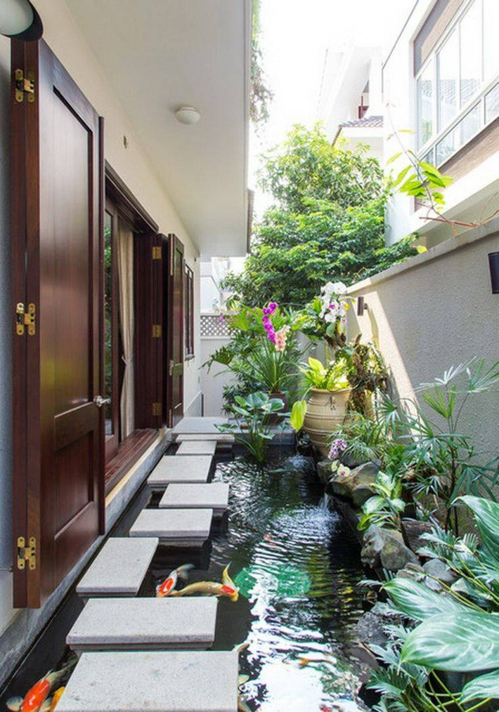 Hồ cá mini ngời trời thích hợp với tiểu cảnh sân vườn, mang đến những trải nghiệm thú vị. Ảnh: Happynest.