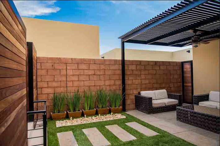 Những viên sỏi màu trắng để trang trí dưới gốc cây cũng tạo điểm nhấn đơn giản cho sân vườn. Ảnh: Freshome.