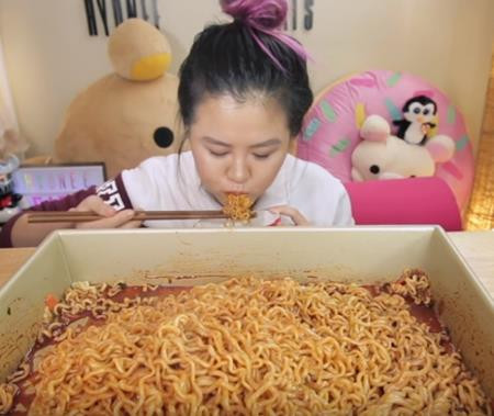 Ở Hàn Quốc, người ta có thể hái ra tiền nhờ nghề Mukbang – livestream (truyền hình trực tuyến) cảnh ăn uống trên mạng. Một tài khoản tên hyuneeEats có thể kiếm được 10.000 USD/tháng nhờ công việc kỳ quặc này.