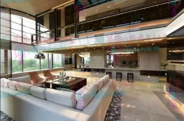 Phạm Băng Băng chi tiền đầu tư các chung cư và khu căn hộ gần các trường học ở Toronto như Đại học McGill, Đại học Mc Master…Trong đó, căn hộ cao cấp tọa lạc tại trung tâm Bắc Kinh của người đẹp có giá 20 triệu NDT (hơn 3 triệu USD).