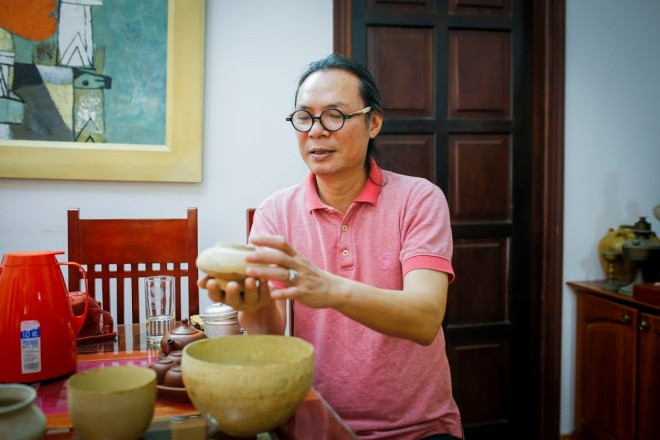 Là một trong những nghệ sĩ thuộc thế hệ hoàng kim của sân khấu và điện ảnh Việt Nam, NSƯT Trần Lực được biết đến qua nhiều vai diễn trong các bộ phim kinh điển Mẹ chồng tôi, Hoa ban đỏ, Người yêu đi lấy chồng, Nguyễn Ái Quốc ở Hong Kong... Trong suốt những năm tháng làm phim anh đã có cơ hội đi khắp đất nước và bén duyên với thú chơi sưu tầm đồ cổ sau mỗi chuyến đi.