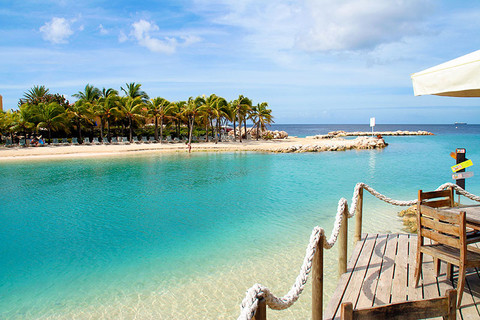 Quốc đảo Curacao cũng là điểm thu hút khách du lịch nổi tiếng với nhiều công trình kiến trúc bắt mắt và hệ sinh thái biển trong xanh. Ảnh: Travel Agent Central.