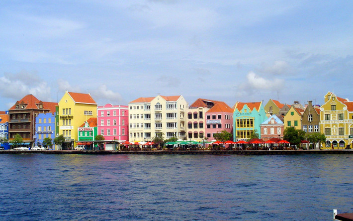 Là một quốc đảo nhỏ nhưng Curacao có tổng GDP (tính theo sức mua tương đương) lên tới hơn 3,1 tỷ USD (năm 2012) và thu nhập bình quân đầu người là 20.020 USD. Ảnh: Travel + Leisure.