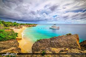 Curacao có 35 bãi biển du lịch, mỗi năm đón hàng chục nghìn du khách tới vui chơi. Theo Ủy ban Du lịch Curacao, 8 tháng đầu năm 2018, Curacao đón 30.863 khách du lịch, thu về 417, 7 triệu USD. Ảnh: Flickr.