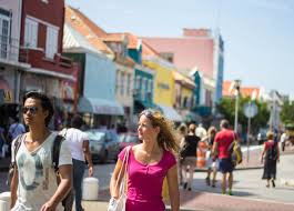 Người dân Curacao sống chủ yếu nhờ các ngành dịch vụ du lịch và nghề biển. Ảnh: Travelettes.