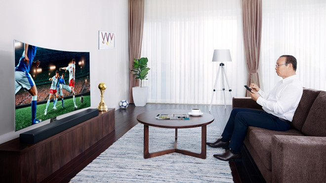 Bên cạnh niềm đam mê với trái bóng lăn, thầy Park còn có sở thích thú vị khác là xem các tác phẩm điện ảnh cùng vợ khi rảnh rỗi. Ảnh: Zing.