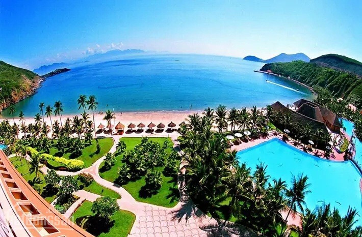 Dự án đã được hình thành và đưa vào hoạt động giai đoạn 1 từ năm 2008, gồm Diamond Bay Resort Spa 340 phòng, Sân golf 18 lỗ tiêu chuẩn quốc tế do nhà thiết kế danh tiếng thế giới người Mỹ Andy Dye - Dye Group thiết kế. Ảnh: Infomoney.