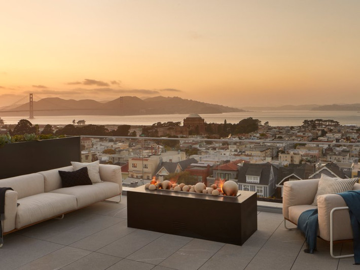 Cầu thang tầng 5 dẫn lên sân thượng nhìn ra Vịnh San Francisco.