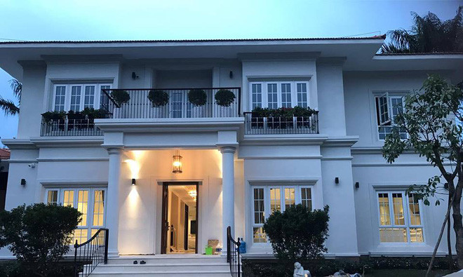 Ngoài ra, vợ chồng doanh nhân Nguyễn Hoài Nam còn có một căn biệt thự đồ sộ khác ở TP HCM. căn biệt thự bề thế, rộng rãi được sơn màu trắng, thanh lịch. Ảnh: Tintuconline.