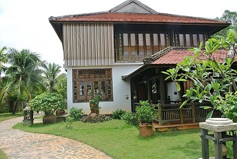 Đây là một căn biệt thự toàn gỗ quý, với kiến trúc sân vườn như resort, chỉ tính riêng tiền nguyên vật liệu đã vào khoảng 20 tỷ đồng. Ảnh: Nhadautu.