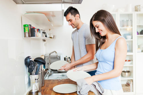 Với những nhà bếp hẹp và kín, nên sử dụng máy hút khói, quạt hút, để không khí phòng bếp luôn được hanh thông giúp tài lộc ngôi nhà thịnh vượng hơn.