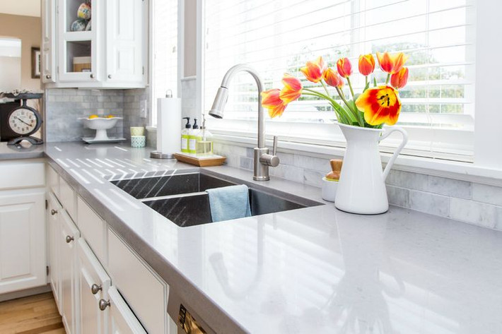 Nếu phòng bếp luôn thông thoáng sẽ tránh được khí xấu giúp gia đình bạn luôn êm ấm hạnh phúc. Vì vậy, bạn nên thường xuyên vệ sinh phòng bếp, tránh để các thiết bị, dụng cụ ám khói, sẽ dẫn đến làm giảm vận may cho gia đình.
