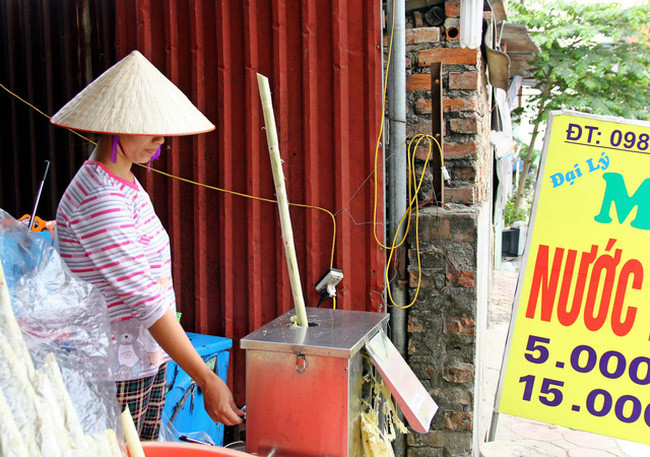 Giá nước mía dao động từ 6.000 - 10.000 đồng/ cốc. Nước mía bán theo kg giá 25.000 đồng/kg. Tính trung bình, chủ quán nước mia thu từ 1-2 triệu đồng/ngày. Trừ mọi chi phí, người bán lãi khoảng vài chục triệu đồng/tháng. Ảnh: 2sao.