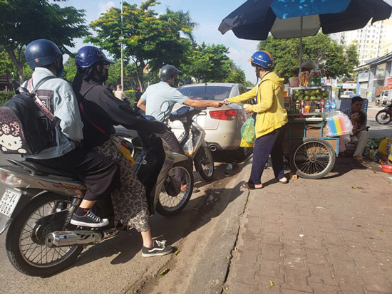 Những ngày cuối tháng 6, thời tiết Hà Nội và các tỉnh Bắc, Trung Bộ có nắng nóng gay gắt, có nơi đặc biệt gay gắt với nền nhiệt độ cao nhất phổ biến 37 - 39 độ C, có nơi trên 40 độ C. Điều này đồng nghĩa với việc các mặt hàng nước giải khát bán rất chạy. Ảnh: Dân Việt.