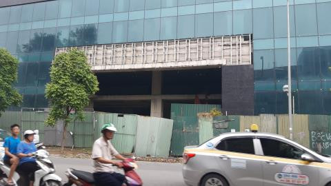 Tòa nhà đắp chiếu nhiều năm nay cũng gây nên hình ảnh nhếch nhác cho Thủ đô, đặc biệt nơi đây lại gần trung tâm.