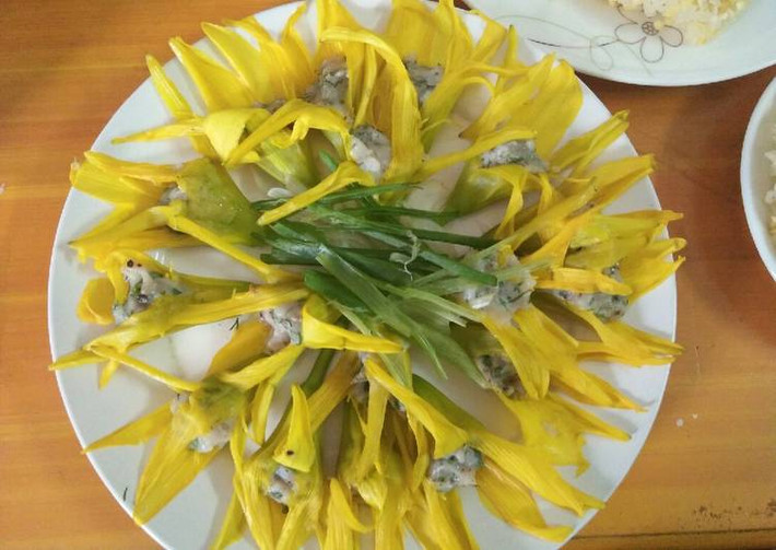 Hoa hiên có thể chế biến thành nhiều món ăn như sườn lợn hấp, canh tôm thịt nấu hoa hiên, hoa hiên xào, hoa hiên nấu thịt gà...Ảnh: Internet.