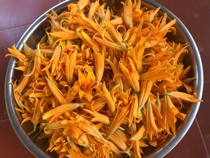 Tuy nhiên, để thưởng thức món hoa hiên đặc sản này, người mua phải bỏ ra tới 100.000-150.000 đồng/kg hoa tươi. Ảnh: Vietnamnet.