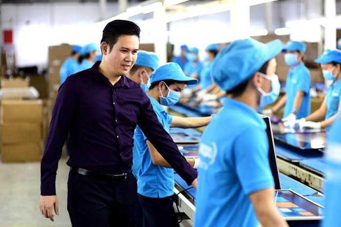 Theo tờ Kinh tế và Tiêu dùng, tháng 7/2017, ông Phạm Văn Tam giảm tỷ lệ sở hữu của mình tại Tập đoàn Asanzo từ 90% xuống còn 1%.