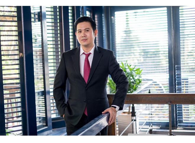 Phạm Văn Tam sinh trưởng trong gia đình có truyền thống làm gốm sứ ở Móng Cái – Quảng Ninh. Cậu thiếu niên ngày ấy không tha thiết với việc học cao mà chỉ đau đáu kiếm tiền.