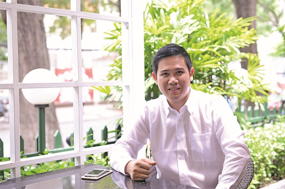 Sau những giờ học trên lớp, Phạm Văn Tam ít khi về nhà mà la cà sang các khu chợ vùng biên. Chỉ bằng việc quan sát và học hỏi, anh nhanh chóng kiếm được những đồng tiền đầu tiên từ việc mua đi bán lại các món hàng.