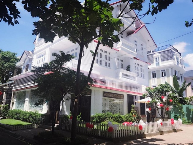 Hiện tại, Vy Oanh có cuộc sống viên mãn bên người chồng là doanh nhân Việt kiều. Vợ chồng Vy Oanh sinh sống tại căn biệt thự xa hoa ở trung tâm Quận 1, TP HCM có giá trị khoảng 40 tỷ đồng.
