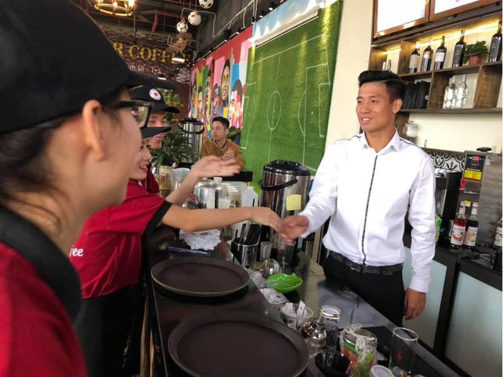 Về lý do lấy tên quán cà phê là FiveStar, Bùi Tiến Dũng cho biết ngôi sao 5 cánh trên ngực áo đội tuyển Việt Nam chính là ý tưởng để anh lựa chọn.