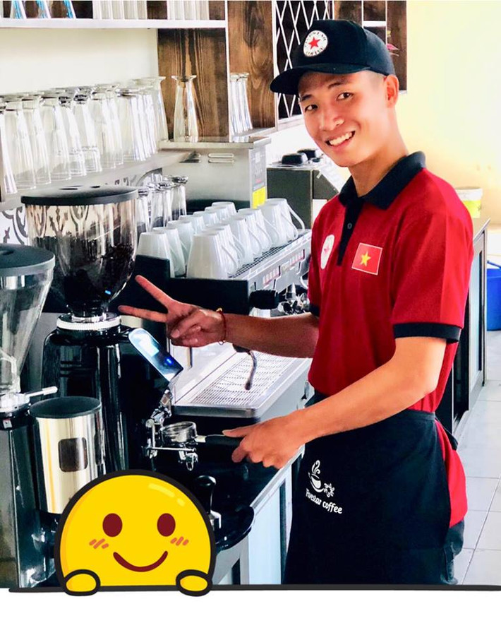Quầy pha chế đồ uống hiện đại và ngăn nắp.