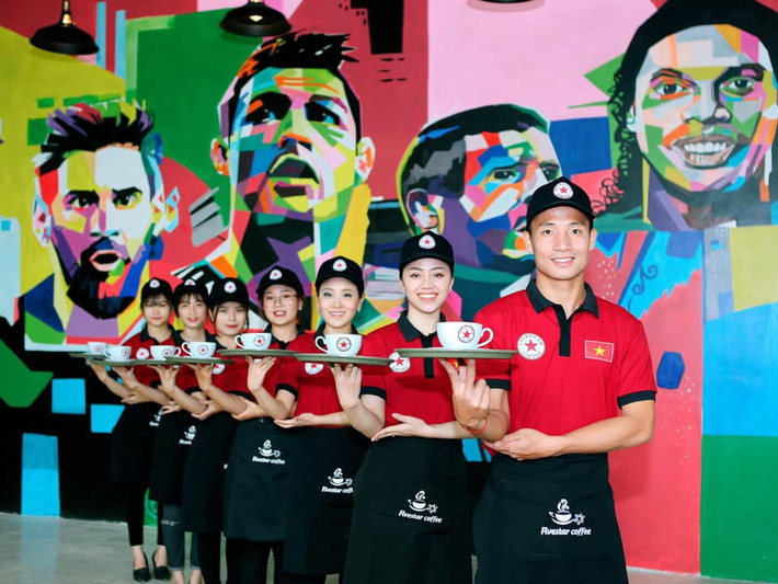 Quán của Bùi Tiến Dũng được trang trí theo phong cách bóng đá với những hình vẽ các danh thủ bóng đá nổi tiếng trên thế giới như Maradona, Messi, Ronaldo...