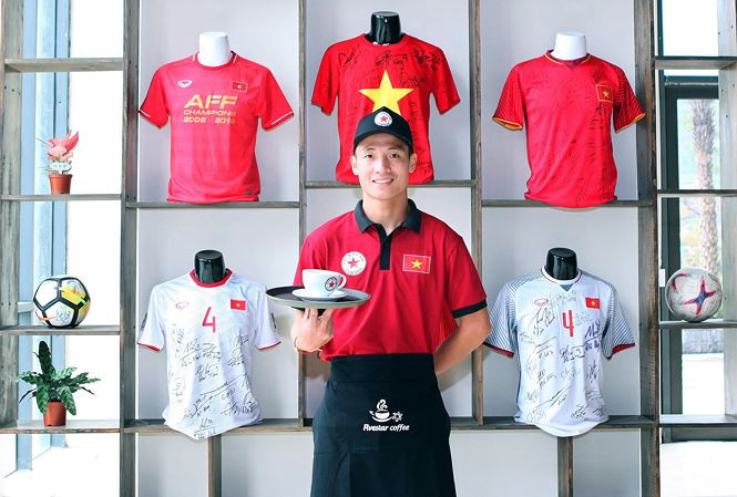 Ngoài sân cỏ, trung vệ Bùi Tiến Dũng còn một niềm đam mê lớn là kinh doanh. Sáng 24/3, Bùi Tiến Dũng khai trương quán cà phê được đầu tư tiền tỷ ở quận Hà Đông, Hà Nội.