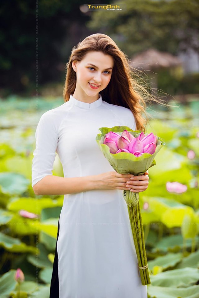 Những ngày gần đây, hình ảnh cô nàng mẫu Tây xinh đẹp chụp ảnh với hoa sen thực sự gây bão dư luận. Ảnh: Nguyễn Trung Anh.