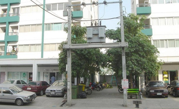 Nhà gần đường cao tốc và tháp điện cao thế: Bạn nên tìm một ngôi nhàcó vị trí xa đường cao tốc và tháp điện cao thế, vì nó sẽ ảnh hưởng đến sự nghiệp và sự giáo dục của những người sống trong nhà. Nếu cửa chính của ngôi nhà đối diện với đường cao tốc, nó có thể ngăn chặn nguồn ánh sáng mặt trời và về lâu về dài, nó có thể khiến bạn có cảm giác bất an.