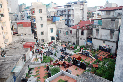 Không nên mua nhà gần miếu mạo, nơi đặt bình đựng di cốt, nghĩa trang, đền thờ, lăng mộ (âm khí quá thịnh). Ngôi nhà này sẽ khiến gia chủ khó phất lên trong làm ăn, sức khỏe cũng dễ bị suy kiệt.