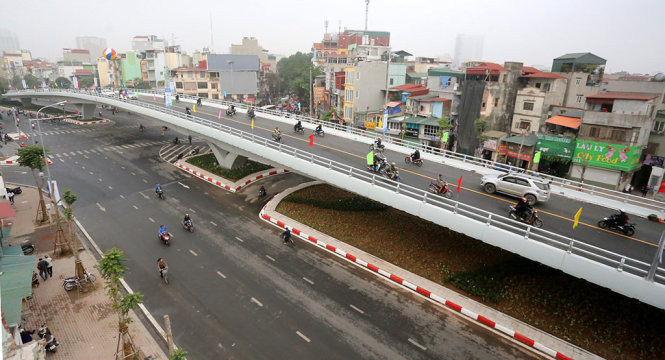 Nếu ngôi nhà của bạn bị bao quanh bởi những tháp điện cao thế, bạn cùng các thành viên trong gia đình có thể gặp phải nhiều vấn đề về sức khỏe do ảnh hưởng xấu của lượng bức xạ quá lớn.