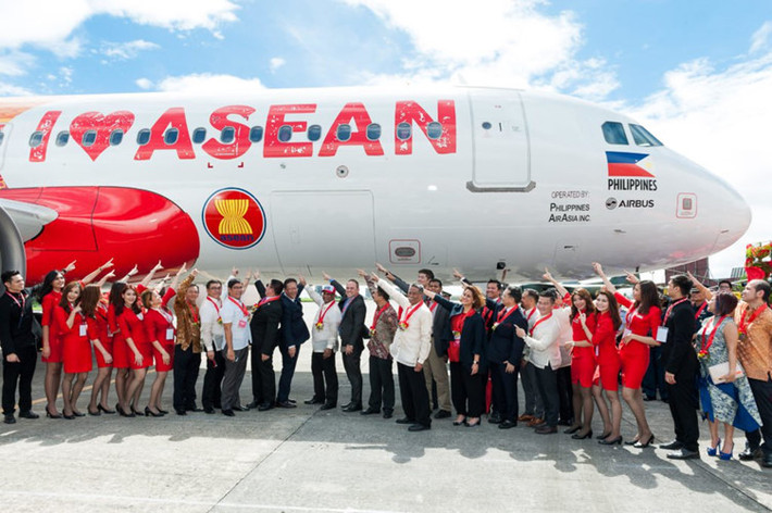 AirAsia mở chuyến bay quốc tế đầu tiên tới Bangkok (Thái Lan) năm 2003. Singapore và Indonesia trở thành những điểm đến tiếp theo.