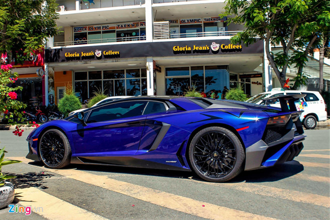 Ngoài Pagani Huayra, đại gia Minh Nhựa còn sở hữu nhiều siêu xe đắt đỏ như Rolls-Royce Phantom, Rolls-Royce Ghost, Lamborghini Aventador LP700-4, Ferrari 485 Italia, Lamborghini Murcielago LP670-4 SV, Bugatti Veyron,…Ảnh: Zing.