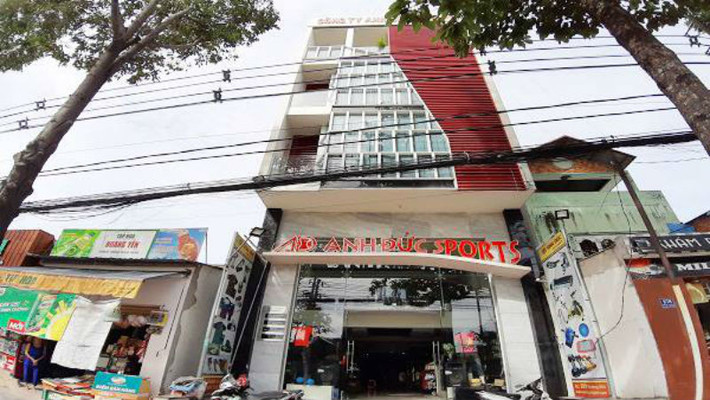 Cửa hàng thể thao lớn nhất của Anh Đức nằm trên đường 30 tháng 4, phường Phú Thọ, TP Thủ Dầu Một. Đây cũng là trụ sở chính của công ty TNHH MTV Anh Đức Sport do chính anh làm Giám đốc. Ảnh: Vietnamnet.