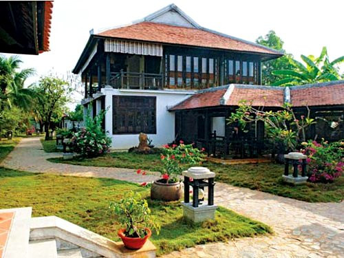 Biệt thự phảng phất hồn quê, đậm chất Việt với chạm trổ phong cách nhà rường Huế làm chủ đạo. Ảnh: Nhadautu.