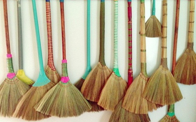 Chổi đót (chổi bông lau, bông cỏ) là sản phẩm quen thuộc có mặt trong hầu hết các gia đình Việt Nam. Mức giá bán tại các chợ ở Việt Nam của chổi đót dao động từ 25.000 đồng - 30.000 đồng/chiếc.