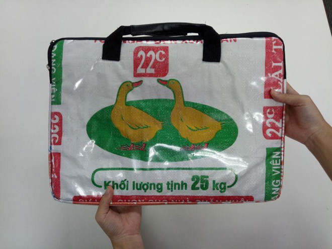 Tại Nhật Bản, chiếc bao bì đựng thức ăn chăn nuôi của Việt Nam được tái sử dụng thành nhiều đồ khác nhau như túi đựng ipad, túi xách thời trang...Ảnh: Zing.
