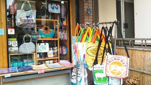 Túi xách cám cò còn được bày trang trọng trong tủ kính. Ảnh: Vietnamnet.