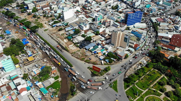 Quãng đường qua cầu Tân Thuận chỉ kéo dài 7 km nhưng người tham gia giao thông có thể sẽ phải đi mất cả tiếng đồng hồ khi đoạn giao nhau giữa Nguyễn Văn Linh và Huỳnh Tấn Phát luôn trong tình trạng dày đặc xe cộ, đặc biệt là xe tải cỡ lớn thường xuyên lưu thông.