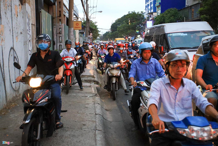 Con đường Nguyễn Tất Thành dài 2,5 km nhưng có khi phải mất cả tiếng đồng hồ mới vượt qua được. Với thời tiết nóng nực và khói bụi từ xe cộ, di chuyển qua cung đường này thực sự là nỗi ám ảnh của bất cứ ai.