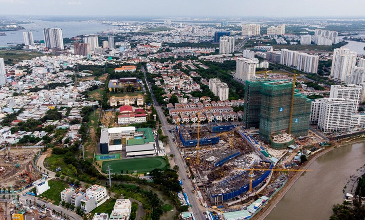 Tại khu đô thị Phú Mỹ Hưng, quỹ đất dành cho nhà ở còn chưa tới 20%, tập trung cho các dự án cao cấp và hạng sang. Các dự án cao cấp đã và đang được triển khai gồm Phú Mỹ Hưng Midtown, Urban Hill, Hưng Phúc Premier…