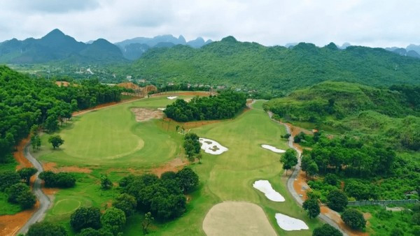 Liên quan tới việc bị phạt vì xây dựng trái phép, trả lời VTC, bà Nguyễn Thuý Hạnh – Phó chủ tịch Hội đồng quản trị Công ty golf Trường An - thừa nhận vi phạm xây dựng công trình sân golf khi chưa được cấp giấy phép xây dựng. Tuy nhiên, bà Hạnh cho biết nguyên nhân chủ yếu do áp lực về mặt tiến độ. Ảnh: Golftimes.