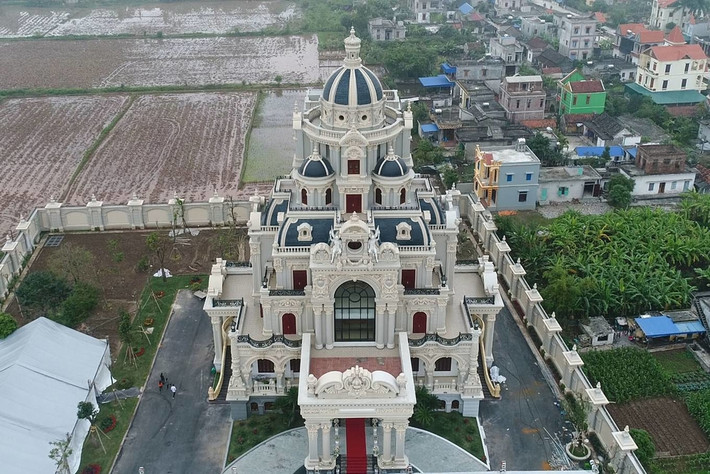 Đầu năm 2019, ông Trần Văn Dĩnh gây xôn xao cộng đồng mạng với biệt thự hoành tráng ở làng tỷ phú Phú An, huyện Trực Ninh, Nam Định. Ảnh: Yan.
