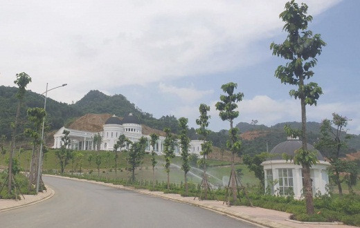 Dự án sân golf Kim Bảng có diện tích gần 200ha tại thị trấn Ba Sao, huyện Kim Bảng, tỉnh Hà Nam do Công ty cổ phần Golf Trường An làm chủ đầu tư. Vừa qua Thanh tra Bộ Xây dựng ra quyết định xử phạt dự án sân golf Kim Bảng (Hà Nam) do xây dựng hàng loạt các hạng mục công trình không phép. Ảnh: Phapluatplus.
